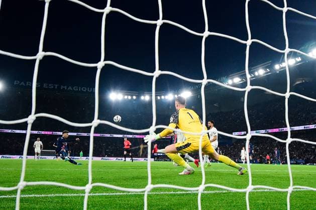 FOOTBALL : PSG vs Nice - Ligue 1 - 25 04 2025 Photo taken with a remote camera - Desire Doue ( 14 - PSG ) and Marcin BULKA ( 1 - Nice ) during the Ligue 1 match between Paris Saint Germain and OGC Nice at Parc Des Princes on April 25 , 2025 in Paris, France. ( Photo by Dante Badano PsnewZ ) - ParisFrance  Copyright: xDantexBadanox
