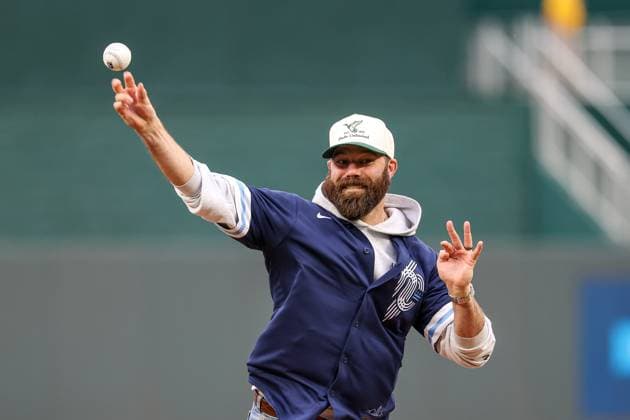 MLB, Baseball Herren, USA 2025: Astros Vs Royals APR 25 April 25, 2025: Recording artist Jordan Davis throws out the ceremonial first pitch before a game between the Kansas City Royals and Houston Astros at Kauffman Stadium in Kansas City, MO. David Smith CSM (Credit Image: Â David Smith Cal Media) Kansas City Mo United States of America EDITORIAL USE ONLY Copyright: xx ZUMA-20250425_zma_c04_011.jpg DavidxSmithx csmphotothree378168