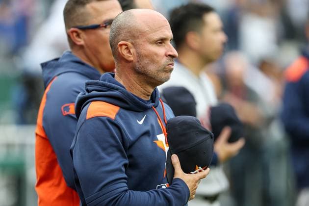 MLB, Baseball Herren, USA 2025: Astros Vs Royals APR 25 April 25, 2025: Houston Astros manager Joe Espada (19) stands for the the National Anthem before a game against the Kansas City Royals at Kauffman Stadium in Kansas City, MO. David Smith CSM (Credit Image: Â David Smith Cal Media) Kansas City Mo United States of America EDITORIAL USE ONLY Copyright: xx ZUMA-20250425_zma_c04_009.jpg DavidxSmithx csmphotothree378170