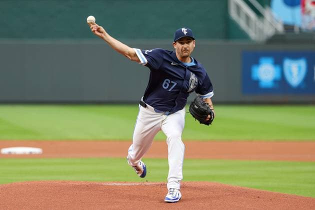 MLB, Baseball Herren, USA 2025: Astros Vs Royals APR 25 April 25, 2025: Kansas City Royals starting pitcher Seth Lugo (67) warms up before the first inning against the Houston Astros at Kauffman Stadium in Kansas City, MO. David Smith CSM (Credit Image: Â David Smith Cal Media) Kansas City Mo United States of America EDITORIAL USE ONLY Copyright: xx ZUMA-20250425_zma_c04_008.jpg DavidxSmithx csmphotothree378171