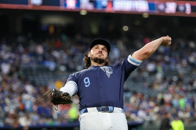 MLB, Baseball Herren, USA 2025: Astros Vs Royals APR 25 April 25, 2025: Kansas City Royals first baseman Vinnie Pasquantino (9) tosses a ball to fans during the fourth inning against the Houston Astros at Kauffman Stadium in Kansas City, MO. David Smith CSM (Credit Image: Â David Smith Cal Media) Kansas City Mo United States of America EDITORIAL USE ONLY Copyright: xx ZUMA-20250425_zma_c04_019.jpg DavidxSmithx csmphotothree378174