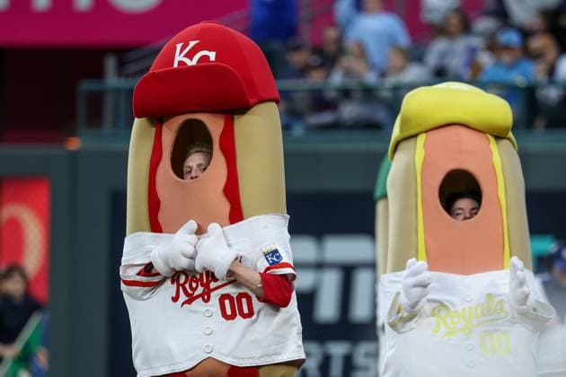 MLB, Baseball Herren, USA 2025: Astros Vs Royals APR 25 April 25, 2025: Ketchup has a lead on Mustard and goes on to win the hot dog race during the third inning of a game between the Kansas City Royals and Houston Astros at Kauffman Stadium in Kansas City, MO. David Smith CSM (Credit Image: Â David Smith Cal Media) Kansas City Mo United States of America EDITORIAL USE ONLY Copyright: xx ZUMA-20250425_zma_c04_018.jpg DavidxSmithx csmphotothree378175