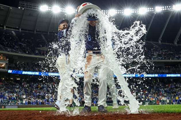 Sport Bilder des Tages MLB, Baseball Herren, USA 2025: Astros Vs Royals APR 25 April 25, 2025: Kansas City Royals left fielder Drew Waters (8) is doused by Kansas City Royals shortstop Bobby Witt Jr. (7) and Kansas City Royals center fielder Kyle Isbel (28) after their 2-0 victory over the Houston Astros at Kauffman Stadium in Kansas City, MO. David Smith CSM (Credit Image: Â David Smith Cal Media) Kansas City Mo United States of America EDITORIAL USE ONLY Copyright: xx ZUMA-20250425_zma_c04_045.jpg DavidxSmithx csmphotothree378201