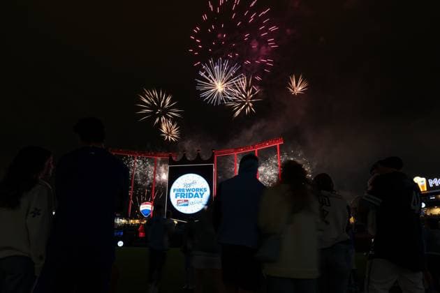 MLB, Baseball Herren, USA 2025: Astros Vs Royals APR 25 April 25, 2025: Kansas City Royals players and their families watch a fireworks show after the Royals defeated the Houston Astros 2-0 at Kauffman Stadium in Kansas City, MO. David Smith CSM (Credit Image: Â David Smith Cal Media) Kansas City Mo United States of America EDITORIAL USE ONLY Copyright: xx ZUMA-20250425_zma_c04_041.jpg DavidxSmithx csmphotothree378205