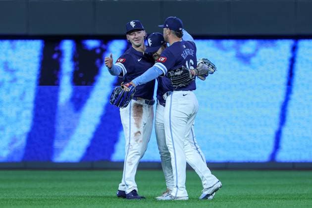 MLB, Baseball Herren, USA 2025: Astros Vs Royals APR 25 April 25, 2025: Kansas City Royals left fielder Drew Waters (8), left, Kansas City Royals center fielder Kyle Isbel (28), center, and Kansas City Royals right fielder Hunter Renfroe (16) react to their 2-0 win over the Houston Astros at Kauffman Stadium in Kansas City, MO. David Smith CSM (Credit Image: Â David Smith Cal Media) Kansas City Mo United States of America EDITORIAL USE ONLY Copyright: xx ZUMA-20250425_zma_c04_048.jpg DavidxSmithx csmphotothree378208