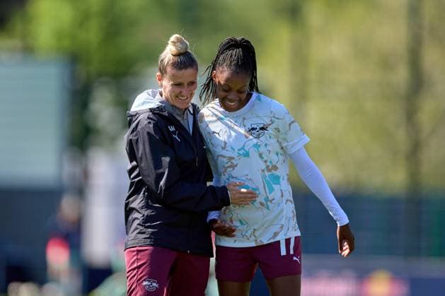 26 04 2025, GER, Womens Soccer, BL, 2024 2025, RB Leipzig SGS Essen Anja Mittag Co Coach RB Leipzig, left , Lydia Andrade 17, RB Leipzig , during warm-up, smiling, high-five Leipzig Training Center of the Red Bull Saxony Germany