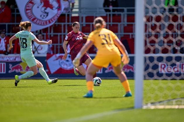 26 04 2025, GER, Womens Soccer, BL, 2024 2025, RB Leipzig SGS Essen Giovanna Hoffmann 7, RB Leipzig , action, with ball, shot on goal, cross Leipzig training center of the Red Bull Saxony Germany