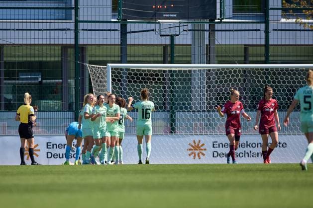 26 04 2025, GER, womens soccer, BL, 2024 2025, RB Leipzig SGS Essen team, SGS Essen, cheering after 2 0 Leipzig training center of the Red Bull Saxony Germany