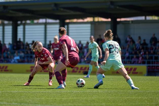 26 04 2025, GER, Womens soccer, BL, 2024 2025, RB Leipzig SGS Essen Giovanna Hoffmann 7, RB Leipzig , in a duel for the ball Leipzig training center of the Red Bull Saxony Germany
