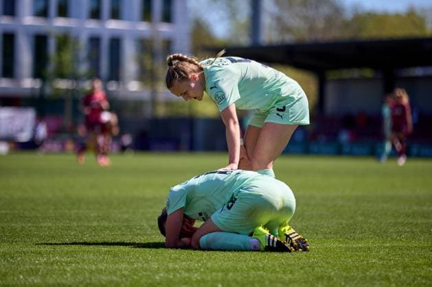 26 04 2025, GER, Womens Soccer, BL, 2024 2025, RB Leipzig SGS Essen Lena Ostermeier 18, SGS Essen , after hit with ball in face on the ground Leipzig Training Center of the Red Bull Saxony Germany