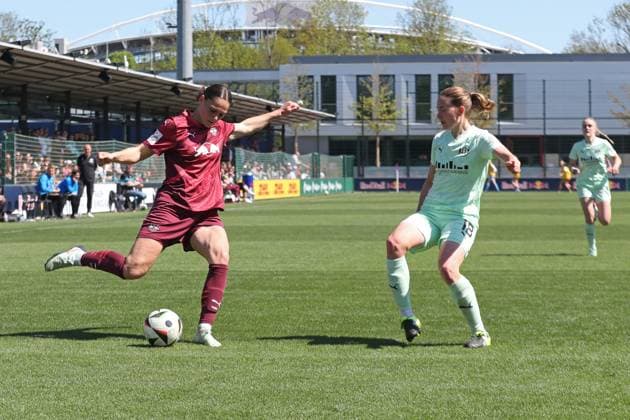 1 Bundesliga Women RB Leipzig vs SGS Essen, 26 04 25 Giovanna Hoffmann 7, RB Leipzig takes a cross, next to Lena Ostermeier 18, SGS Essen Football, Google Pixel Women Bundesliga, Season 2024 2025, 20 Matchday RB Leipzig vs SGS Essen on 26 04 25, RB Academy Cottaweg DFB REGULATIONS PROHIBIT ANY USE OF PHOTOGRAPHS AS IMAGE SEQUENCES AND OR QUASI VIDEO Copyright: xBEAUTIFULxSPORTS JanxKaeferx