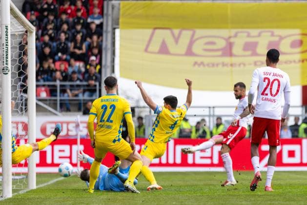 26 04 2025, Soccer, GER, Season, 2 Liga, Season 2024 2025, Matchday 31, SSV Jahn Regensburg Eintracht Braunschweig Robin Ziegele SSV Jahn Regensburg scores the 1 0 DFL REGULATIONS PROHIBIT ANY USE OF PHOTOGRAPHS AS IMAGE SEQUENCES AND OR QUASI VIDEO