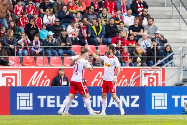 26 04 2025, Soccer, GER, Season, 2 Liga, Season 2024 2025, Matchday 31, SSV Jahn Regensburg Eintracht Braunschweig Cheering after the 1 0 by Robin Ziegele SSV Jahn Regensburg DFL REGULATIONS PROHIBIT ANY USE OF PHOTOGRAPHS AS IMAGE SEQUENCES AND OR QUASI VIDEO