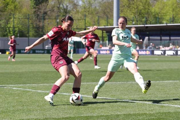 1 Bundesliga Women RB Leipzig vs SGS Essen, 26 04 25 Giovanna Hoffmann 7, RB Leipzig before Lena Ostermeier 18, SGS Essen Football, Google Pixel Women Bundesliga, Season 2024 2025, 20 Matchday RB Leipzig vs SGS Essen on 26 04 25, RB Academy Cottaweg DFB REGULATIONS PROHIBIT ANY USE OF PHOTOGRAPHS AS IMAGE SEQUENCES AND OR QUASI VIDEO Copyright: xBEAUTIFULxSPORTS JanxKaeferx