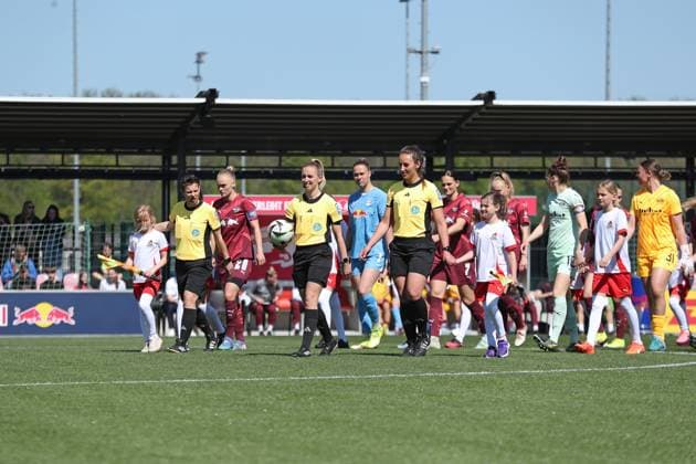 1 Bundesliga Women RB Leipzig vs SGS Essen, 26 04 25 Referee Julia Boike with ball leads the two teams onto the pitch Football, Google Pixel Women Bundesliga, Season 2024 2025, 20 Matchday RB Leipzig vs SGS Essen on 26 04 25, RB Academy Cottaweg DFB REGULATIONS PROHIBIT ANY USE OF PHOTOGRAPHS AS IMAGE SEQUENCES AND OR QUASI VIDEO Copyright: xBEAUTIFULxSPORTS JanxKaeferx