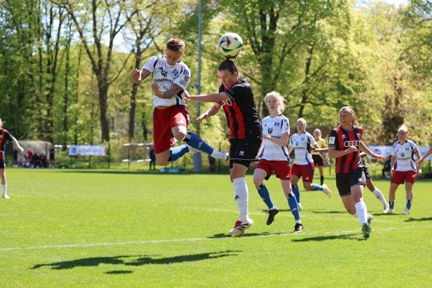 Soccer I Women I Season 2024 2025 I 2 Bundesliga I 23 Matchday I Hamburger SV FC Ingolstadt 04 I 26 04 2025 Header by Jobina Verena Lahr 31, Hamburger SV Anna Lena Fritz 19, FC Ingolstadt 04 Hamburg Am Volksparkstadion Hamburg Germany Copyright: xLobeca VivianxPfaffx
