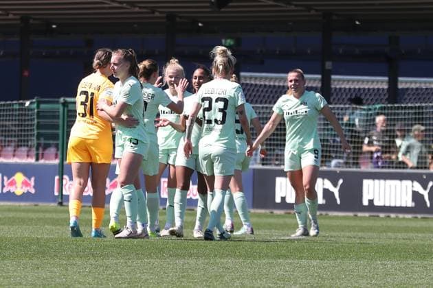 1 Bundesliga Women RB Leipzig vs SGS Essen, 26 04 25 The SGS Essen team celebrates the victory after the final whistle, joy soccer, Google Pixel Women Bundesliga, Season 2024 2025, 20 Matchday RB Leipzig vs SGS Essen on 26 04 25, RB Academy Cottaweg DFB REGULATIONS PROHIBIT ANY USE OF PHOTOGRAPHS AS IMAGE SEQUENCES AND OR QUASI VIDEO Copyright: xBEAUTIFULxSPORTS JanxKaeferx