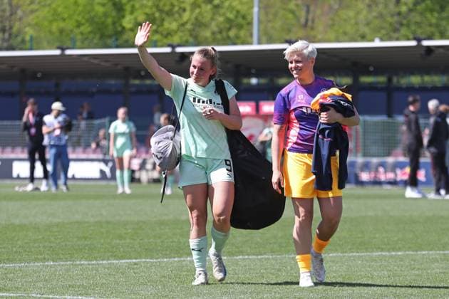 1 Bundesliga Women RB Leipzig vs SGS Essen, 26 04 25 Ramona Maier 9, SGS Essen waves to the fans Football, Google Pixel Women Bundesliga, Season 2024 2025, 20 Matchday RB Leipzig vs SGS Essen on 26 04 25, RB Academy Cottaweg DFB REGULATIONS PROHIBIT ANY USE OF PHOTOGRAPHS AS IMAGE SEQUENCES AND OR QUASI VIDEO Copyright: xBEAUTIFULxSPORTS JanxKaeferx