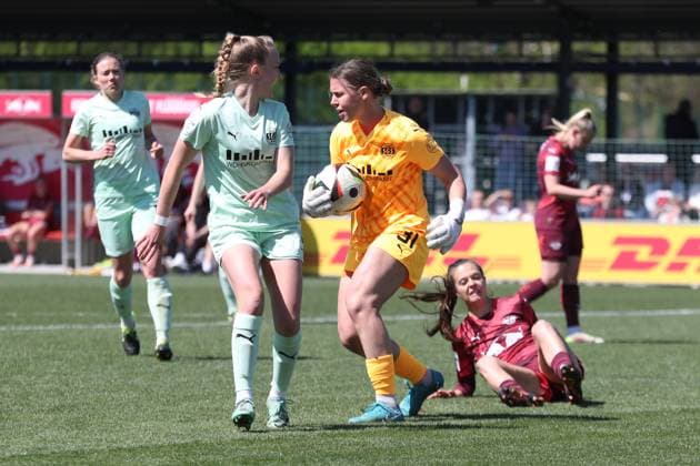 1 Bundesliga Women RB Leipzig vs SGS Essen, 26 04 25 Goalkeeper Kim Sindermann 31, SGS Essen has the ball safely in his hands Football, Google Pixel Women Bundesliga, Season 2024 2025, 20 Matchday RB Leipzig vs SGS Essen on 26 04 25, RB Academy Cottaweg DFB REGULATIONS PROHIBIT ANY USE OF PHOTOGRAPHS AS IMAGE SEQUENCES AND OR QUASI VIDEO Copyright: xBEAUTIFULxSPORTS JanxKaeferx
