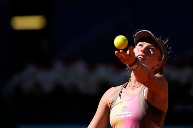 April 26, 2025, Madrid, Madrid, Spain: Magdalena Frech of Poland in action against Mirra Andreeva of Russia during the Mutua Madrid Open 2025, ATP, Tennis Herren Masters 1000 and WTA, Tennis Damen 1000 tennis tournament, celebrated at Caja Magica on April 26, 2025 in Madrid, Spain. Madrid Spain - ZUMAa181 20250426_zaa_a181_011 Copyright: xOscarxJ.xBarrosox