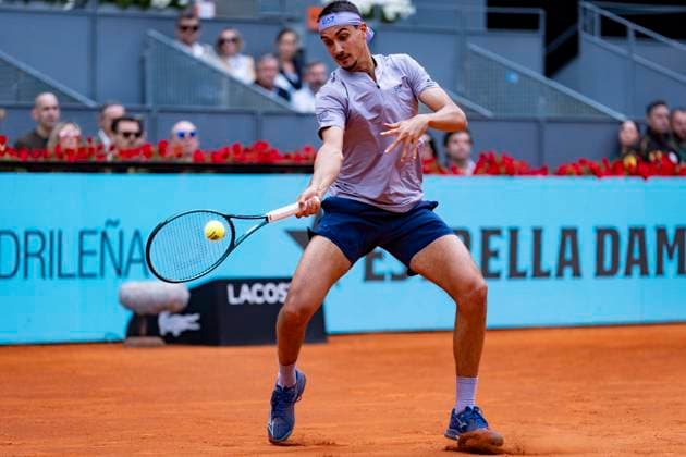 Mutua Madrid Open 2025 Lorenzo Sonego of Italy plays a forehand against Alex de Minaur of Australia during the second round match of the Mutua Madrid Open 2025 tournament celebrated at La Caja Magica on April 26, 2025 in Madrid, Spain. Madrid La Caja Magica Madrid Spain Copyright: xAlbertoxGardinx AGardin_20250426_Mutua_Madrid_Open_0277