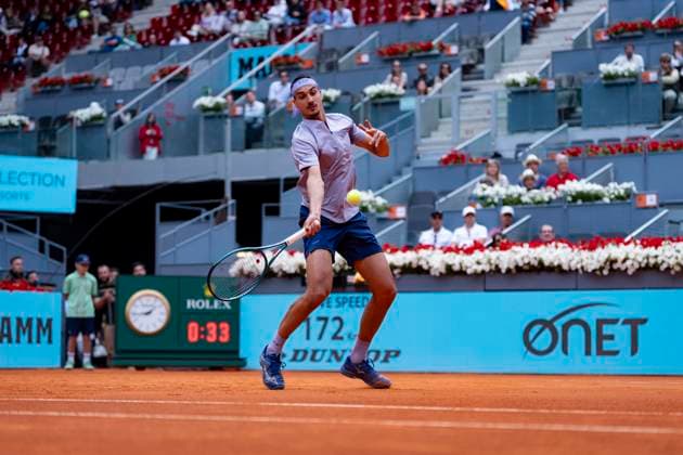 Mutua Madrid Open 2025 Lorenzo Sonego of Italy plays a forehand against Alex de Minaur of Australia during the second round match of the Mutua Madrid Open 2025 tournament celebrated at La Caja Magica on April 26, 2025 in Madrid, Spain. Madrid La Caja Magica Madrid Spain Copyright: xAlbertoxGardinx AGardin_20250426_Mutua_Madrid_Open_0282