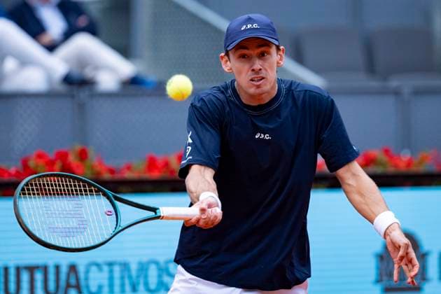 Mutua Madrid Open 2025 Alex de Minaur of Australia chases the ball against Lorenzo Sonego of Italy during the second round match of the Mutua Madrid Open 2025 tournament celebrated at La Caja Magica on April 26, 2025 in Madrid, Spain. Madrid La Caja Magica Madrid Spain Copyright: xAlbertoxGardinx AGardin_20250426_Mutua_Madrid_Open_0284