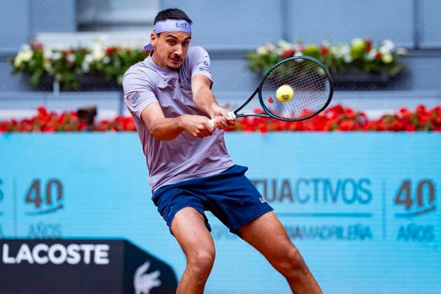 Mutua Madrid Open 2025 Lorenzo Sonego of Italy plays a backhand against Alex de Minaur of Australia during the second round match of the Mutua Madrid Open 2025 tournament celebrated at La Caja Magica on April 26, 2025 in Madrid, Spain. Madrid La Caja Magica Madrid Spain Copyright: xAlbertoxGardinx AGardin_20250426_Mutua_Madrid_Open_0288