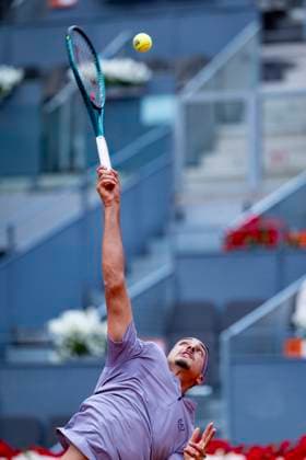 Mutua Madrid Open 2025 Lorenzo Sonego of Italy serves the ball against Alex de Minaur of Australia during the second round match of the Mutua Madrid Open 2025 tournament celebrated at La Caja Magica on April 26, 2025 in Madrid, Spain. Madrid La Caja Magica Madrid Spain Copyright: xAlbertoxGardinx AGardin_20250426_Mutua_Madrid_Open_0296