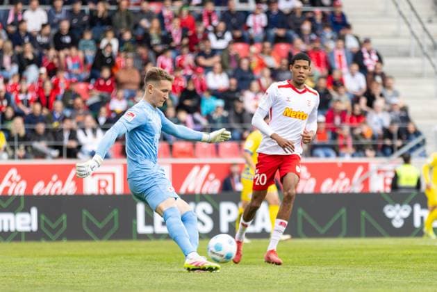 26 04 2025, Soccer, GER, Season, 2 Liga, Season 2024 2025, 31 Matchday, SSV Jahn Regensburg Eintracht Braunschweig Ron Thorben Hoffmann Braunschweig DFL REGULATIONS PROHIBIT ANY USE OF PHOTOGRAPHS AS IMAGE SEQUENCES AND OR QUASI VIDEO