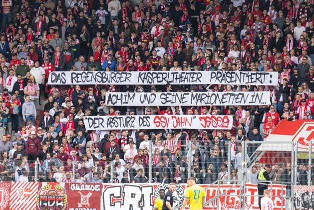 26 04 2025, Soccer, GER, Season, 2 Liga, Season 2024 2025, 31 Matchday, SSV Jahn Regensburg Eintracht Braunschweig Poster of Jahn Fans against Achim Beierlorzer DFL REGULATIONS PROHIBIT ANY USE OF PHOTOGRAPHS AS IMAGE SEQUENCES AND OR QUASI VIDEO