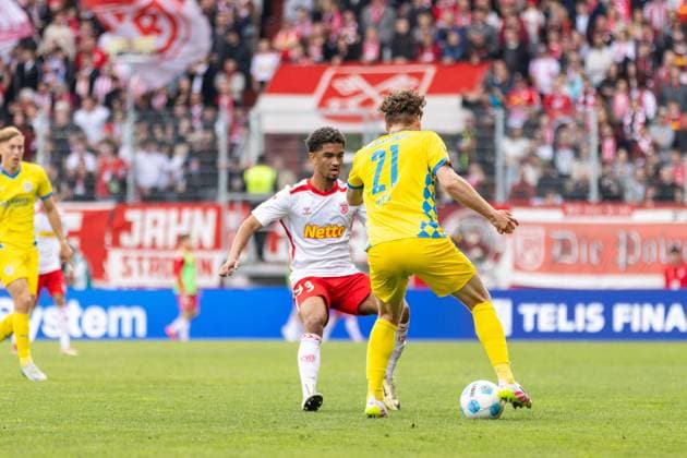26 04 2025, Soccer, GER, Season, 2 Liga, Season 2024 2025, 31 Matchday, SSV Jahn Regensburg Eintracht Braunschweig Bryan Hein SSV Jahn vs Kevin Ehlers DFL REGULATIONS PROHIBIT ANY USE OF PHOTOGRAPHS AS IMAGE SEQUENCES AND OR QUASI VIDEO