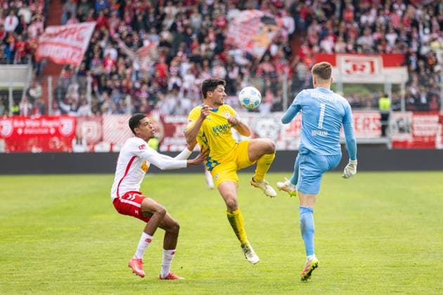 26 04 2025, Soccer, GER, Season, 2 Liga, Season 2024 2025, Matchday 31, SSV Jahn Regensburg Eintracht Braunschweig Noah Ganaus SSV Jahn vs Jannis Nikolaou and Ron Thorben Hoffmann DFL REGULATIONS PROHIBIT ANY USE OF PHOTOGRAPHS AS IMAGE SEQUENCES AND OR QUASI VIDEO