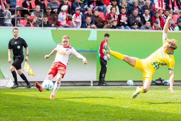 26 04 2025, Soccer, GER, Season, 2 Liga, Season 2024 2025, 31 Matchday, SSV Jahn Regensburg Eintracht Braunschweig Kai Pröger SSV Jahn Regensburg vs Julian Baas DFL REGULATIONS PROHIBIT ANY USE OF PHOTOGRAPHS AS IMAGE SEQUENCES AND OR QUASI VIDEO