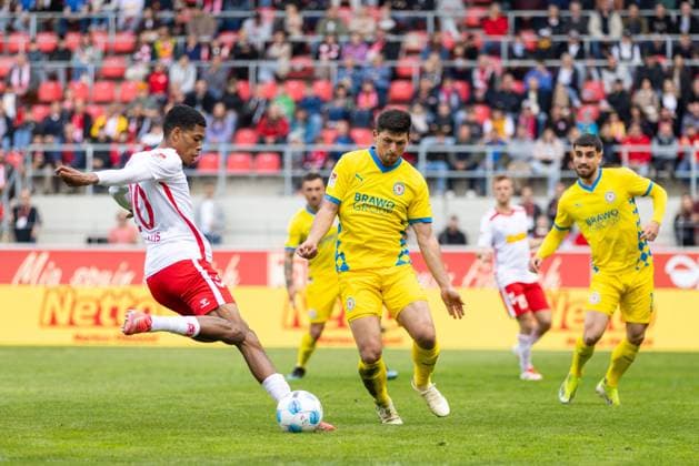 26 04 2025, Soccer, GER, Season, 2 Liga, Season 2024 2025, 31 Matchday, SSV Jahn Regensburg Eintracht Braunschweig Noah Ganaus SSV Jahn vs Jannis Nikolaou DFL REGULATIONS PROHIBIT ANY USE OF PHOTOGRAPHS AS IMAGE SEQUENCES AND OR QUASI VIDEO