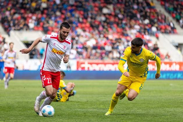 26 04 2025, Soccer, GER, Season, 2 Liga, Season 2024 2025, Matchday 31, SSV Jahn Regensburg Eintracht Braunschweig Sargis Adamyan SSV Jahn vs Fabio Di Michele Sanchez DFL REGULATIONS PROHIBIT ANY USE OF PHOTOGRAPHS AS IMAGE SEQUENCES AND OR QUASI VIDEO
