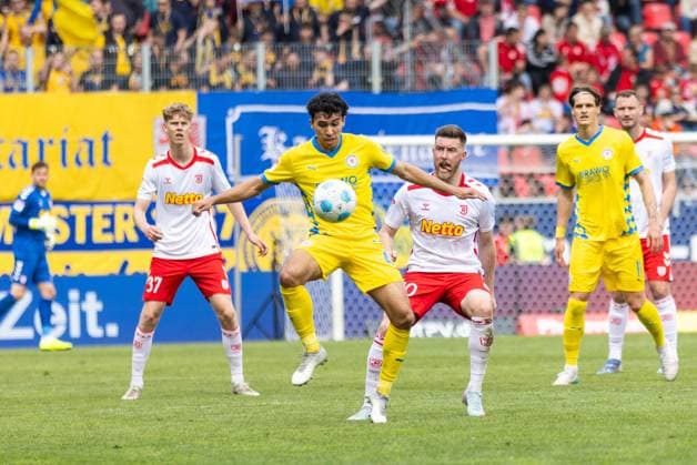 26 04 2025, Soccer, GER, Season, 2 Liga, Season 2024 2025, Matchday 31, SSV Jahn Regensburg Eintracht Braunschweig Fabio Di Michele Sanchez vs Christian Kühlwetter SSV Jahn Regensburg DFL REGULATIONS PROHIBIT ANY USE OF PHOTOGRAPHS AS IMAGE SEQUENCES AND OR QUASI VIDEO