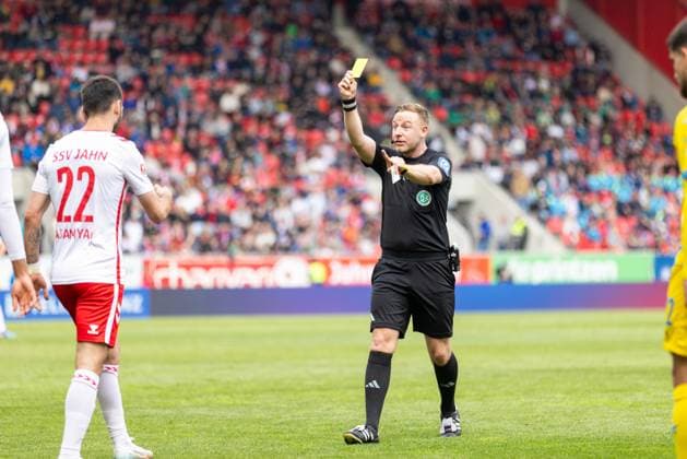 26 04 2025, Soccer, GER, Season, 2 Liga, Season 2024 2025, Matchday 31, SSV Jahn Regensburg Eintracht Braunschweig Lars Erbst Referee shows Sargis Adamyan SSV Jahn the yellow card DFL REGULATIONS PROHIBIT ANY USE OF PHOTOGRAPHS AS IMAGE SEQUENCES AND OR QUASI VIDEO