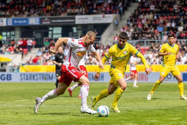 26 04 2025, Soccer, GER, Season, 2 Liga, Season 2024 2025, Matchday 31, SSV Jahn Regensburg Eintracht Braunschweig Eric Hottmann SSV Jahn Regensburg vs Fabio Kaufmann DFL REGULATIONS PROHIBIT ANY USE OF PHOTOGRAPHS AS IMAGE SEQUENCES AND OR QUASI VIDEO