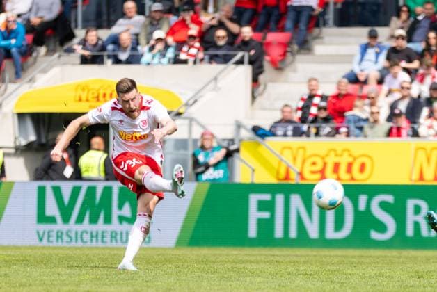 26 04 2025, Soccer, GER, Season, 2 Liga, Season 2024 2025, 31 Matchday, SSV Jahn Regensburg Eintracht Braunschweig Christian Kühlwetter SSV Jahn Regensburg DFL REGULATIONS PROHIBIT ANY USE OF PHOTOGRAPHS AS IMAGE SEQUENCES AND OR QUASI VIDEO