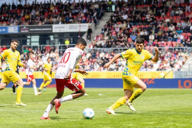 26 04 2025, Soccer, GER, Season, 2 Liga, Season 2024 2025, 31 Matchday, SSV Jahn Regensburg Eintracht Braunschweig Noah Ganaus SSV Jahn vs Jannis Nikolaou DFL REGULATIONS PROHIBIT ANY USE OF PHOTOGRAPHS AS IMAGE SEQUENCES AND OR QUASI VIDEO