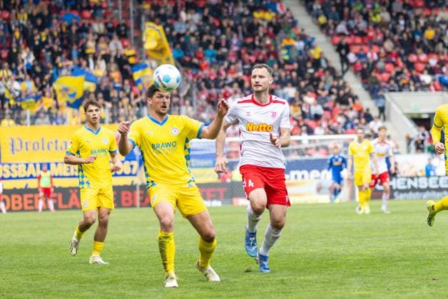 26 04 2025, Soccer, GER, Season, 2 Liga, Season 2024 2025, Matchday 31, SSV Jahn Regensburg Eintracht Braunschweig Jannis Nikolaou vs Florian Ballas SSV Jahn Regensburg DFL REGULATIONS PROHIBIT ANY USE OF PHOTOGRAPHS AS IMAGE SEQUENCES AND OR QUASI VIDEO
