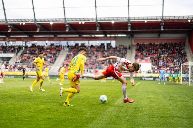 26 04 2025, Soccer, GER, Season, 2 Liga, Season 2024 2025, Matchday 31, SSV Jahn Regensburg Eintracht Braunschweig Fabio Di Michele Sanchez vs Christian Viet SSV Jahn Regensburg DFL REGULATIONS PROHIBIT ANY USE OF PHOTOGRAPHS AS IMAGE SEQUENCES AND OR QUASI VIDEO