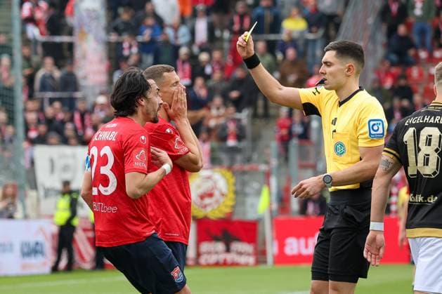 Bilder des Jahres 2025, Sport 04 April Sport Themen der Woche KW17 Sport Bilder des Tages Gelbe Karte fuer Markus Schwabl (SpVgg Unterhaching, 23), GER, SpVgg Unterhaching vs. FC Energie Cottbus, Fussball, 3. Liga, 35. Spieltag, Saison 2024 2025, 26.04.2025, DFL REGULATIONS PROHIBIT ANY USE OF PHOTOGRAPHS AS IMAGE SEQUENCES, GER, SpVgg Unterhaching vs. FC Energie Cottbus, Fussball, 3. Liga, 35. Spieltag, Saison 2024 2025, 26.04.2025 Unterhaching *** Yellow card for Markus Schwabl SpVgg Unterhaching, 23 , GER, SpVgg Unterhaching vs FC Energie Cottbus, Football, 3 Liga, 35 Matchday, Season 2024 2025, 26 04 2025, DFL REGULATIONS PROHIBIT ANY USE OF PHOTOGRAPHS AS IMAGE SEQUENCES, GER, SpVgg Unterhaching vs FC Energie Cottbus, Football, 3 Liga, 35 Matchday, Season 2024 2025, 26 04 2025 Unterhaching Copyright: xEibner-Pressefoto JennixMaulx EP_JML