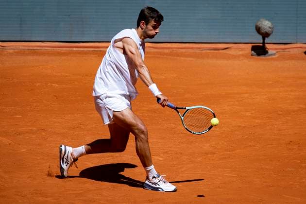 Mutua Madrid Open 2025 Lorenzo Musetti of Italy plays a backhand against Tomas Etcheverry of Argentina during Men s Round of 64 match of the Mutua Madrid Open 2025 tournament celebrated at La Caja Magica on April 26, 2025 in Madrid, Spain. Madrid La Caja Magica Madrid Spain Copyright: xAlbertoxGardinx AGardin_20250426_Mutua_Madrid_Open_0316