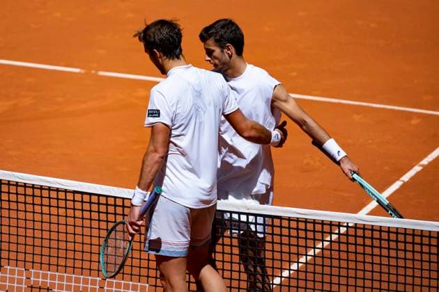 Mutua Madrid Open 2025 Lorenzo Musetti of Italy (L) greets Tomas Etcheverry of Argentina (R) during Men s Round of 64 match of the Mutua Madrid Open 2025 tournament celebrated at La Caja Magica on April 26, 2025 in Madrid, Spain. Madrid La Caja Magica Madrid Spain Copyright: xAlbertoxGardinx AGardin_20250426_Mutua_Madrid_Open_0324
