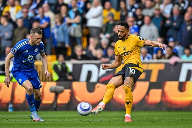 26th April 2025; Molineux Stadium, Wolverhampton, West Midlands, England; Premier League Football, Wolverhampton Wanderers versus Leicester City; Matheus Cunha of Wolves passes the ball under pressure from Jamie Vardy of Leicester  ActionPlus12779152 GodfreyxPitt