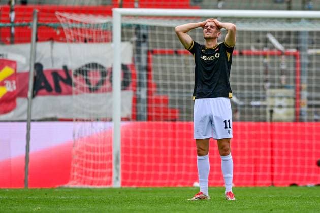 Phil Halbauer Cottbus, 11 looking disappointed after the end of the game, disappointment, frustration, disappointed, pessimistic, cropped, single image, action, action, 26 04 2025, Unterhaching Germany , Football, 3 Liga, SpVgg Unterhaching FC Energie Cottbus, DFB DFL REGULATIONS PROHIBIT ANY USE OF PHOTOGRAPHS AS IMAGE SEQUENCES AND OR QUASI VIDEO xslx