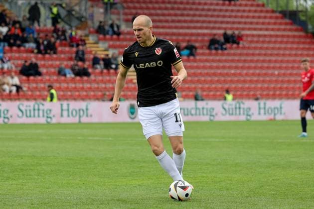 Phil Halbauer FC Energie Cottbus, 11 with ball, GER, SpVgg Unterhaching vs FC Energie Cottbus, Football, 3 Liga, 35 Matchday, Season 2024 2025, 26 04 2025, DFL REGULATIONS PROHIBIT ANY USE OF PHOTOGRAPHS AS IMAGE SEQUENCES, GER, SpVgg Unterhaching vs FC Energie Cottbus, Football, 3 Liga, 35 Matchday, Season 2024 2025, 26 04 2025 Unterhaching Copyright: xEibner-Pressefoto JennixMaulx EP_JML