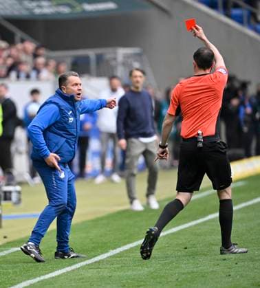 Bilder des Jahres 2025, Sport 04 April Sport Themen der Woche KW17 Sport Bilder des Tages Schiedsrichter Referee Benjamin Brand zeigt Betreuer der TSG Hoffenheim rote Karte rot Platzverweis da er Bandenwerbung ins Spielfeld gekickt hat TSG 1899 Hoffenheim vs Borussia Dortmund BVB 26.04.2025 DFL REGULATIONS PROHIBIT ANY USE OF PHOTOGRAPHS AS IMAGE SEQUENCES AND OR QUASI-VIDEO TSG 1899 Hoffenheim vs Borussia Dortmund BVB *** Referee Referee Benjamin Brand shows TSG Hoffenheim caretaker red card red sending off for kicking perimeter advertising onto the pitch TSG 1899 Hoffenheim vs Borussia Dortmund BVB 26 04 2025 DFL REGULATIONS PROHIBIT ANY USE OF PHOTOGRAPHS AS IMAGE SEQUENCES AND OR QUASI VIDEO TSG 1899 Hoffenheim vs Borussia Dortmund BVB